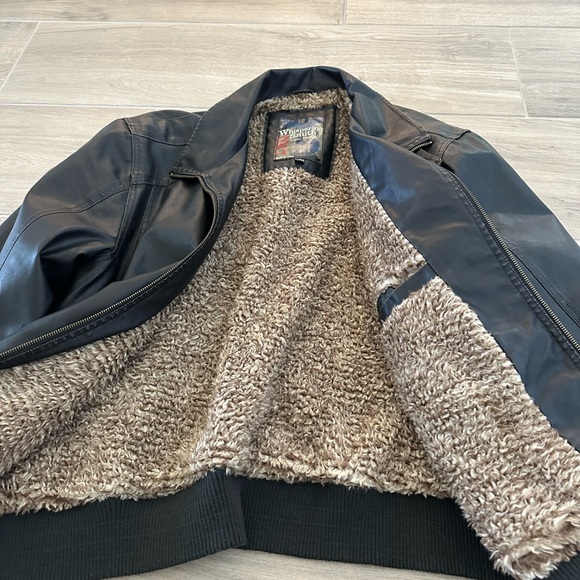 Whispering Smith men’s distressed faux leather jacket. - Picture 4 of 7